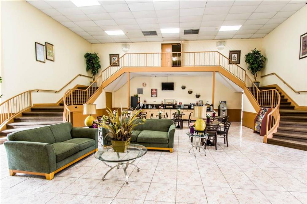 Econo Lodge 6