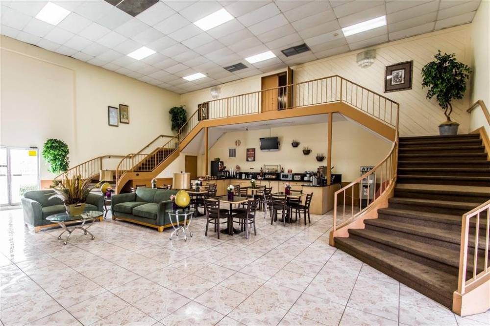 Econo Lodge 7