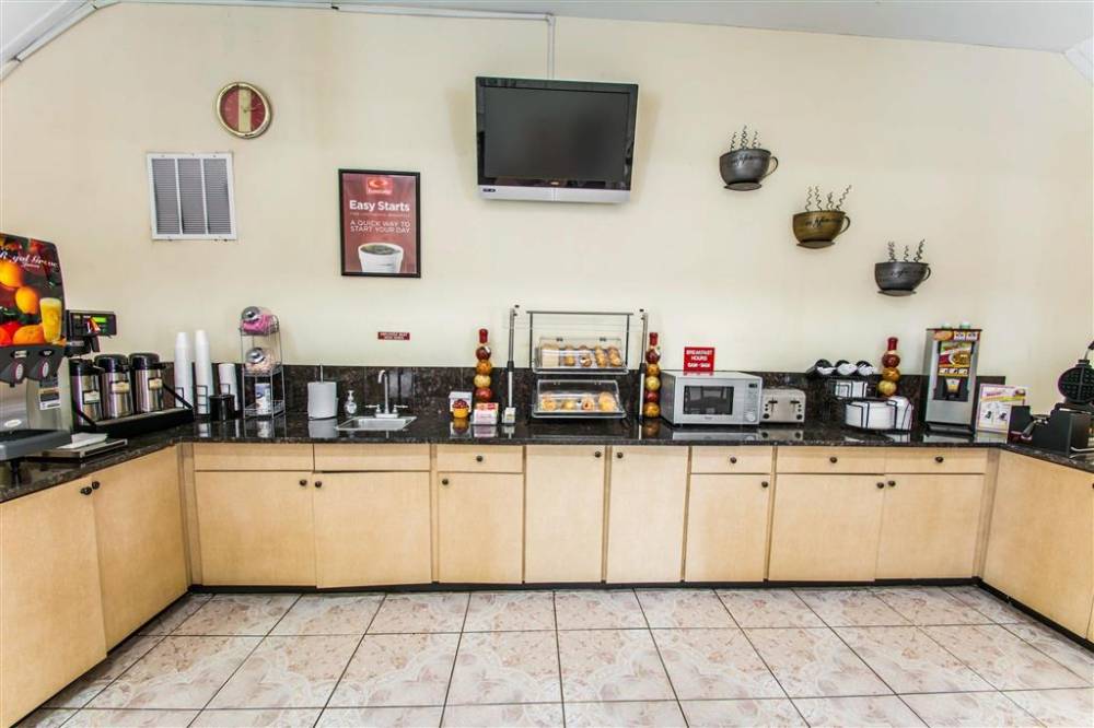 Econo Lodge 9