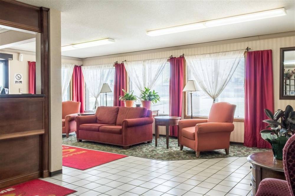 Econo Lodge North 3