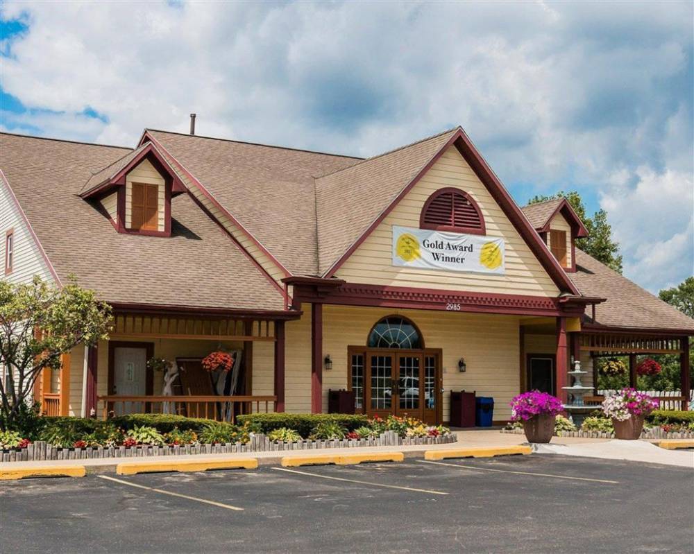 Econo Lodge & Suites