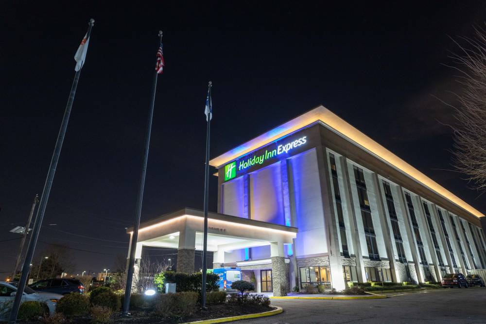 Holiday Inn Exp Airport Elizabeth
