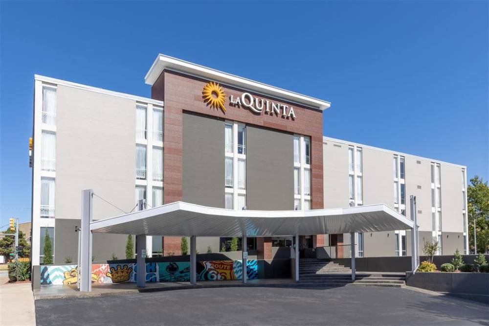 La Quinta Inn & Suites By Wyndham Tulsa Downtown/route 66