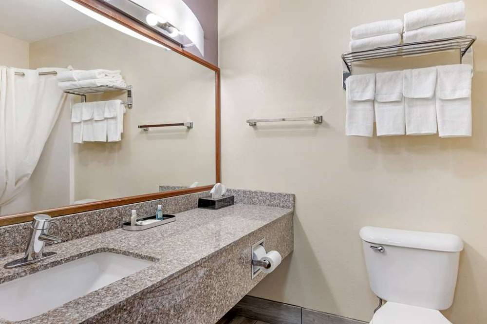 Quality Suites Indianapolis 10