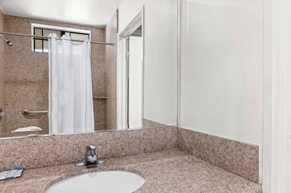Rodeway Inn 7